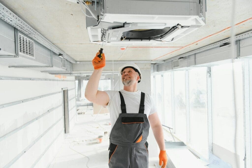 Tecnico de Climavital revisando una unidad interior