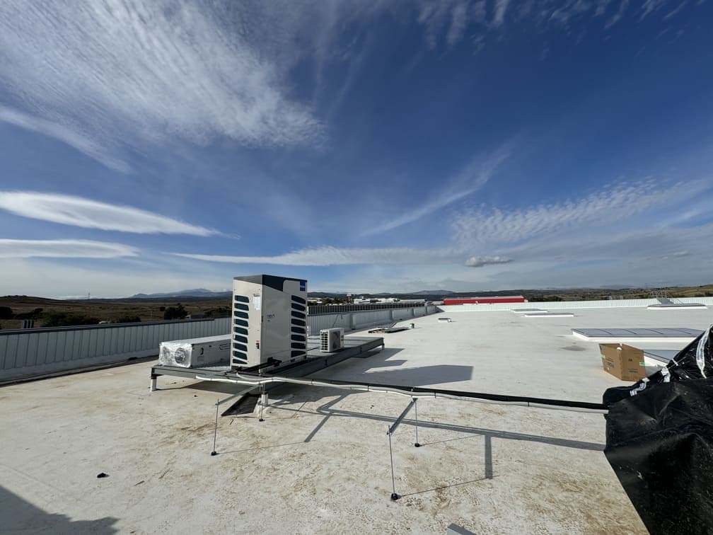 Climatización industrial instalada en cubierta de nave