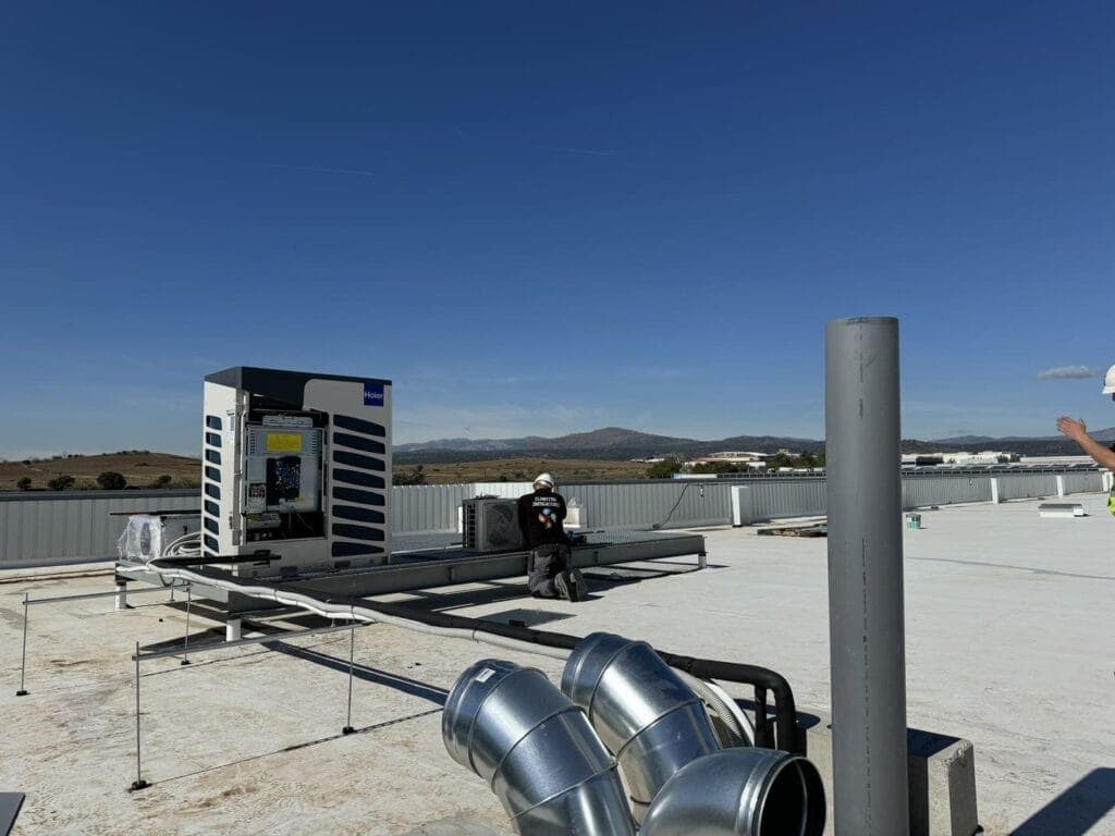 Unidad de aerotermia instalada