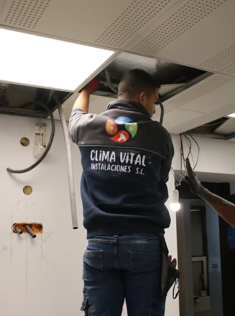 Trabajo real de Climavital: montaje de equipo de climatización