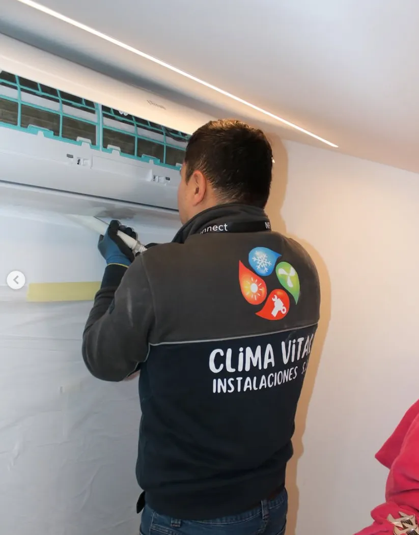 Técnico de Climavital en un mantenimiento programado